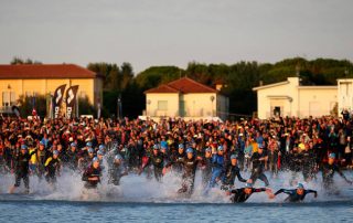 Partenza gara di nuoto ironman dalla spiaggia di cervia